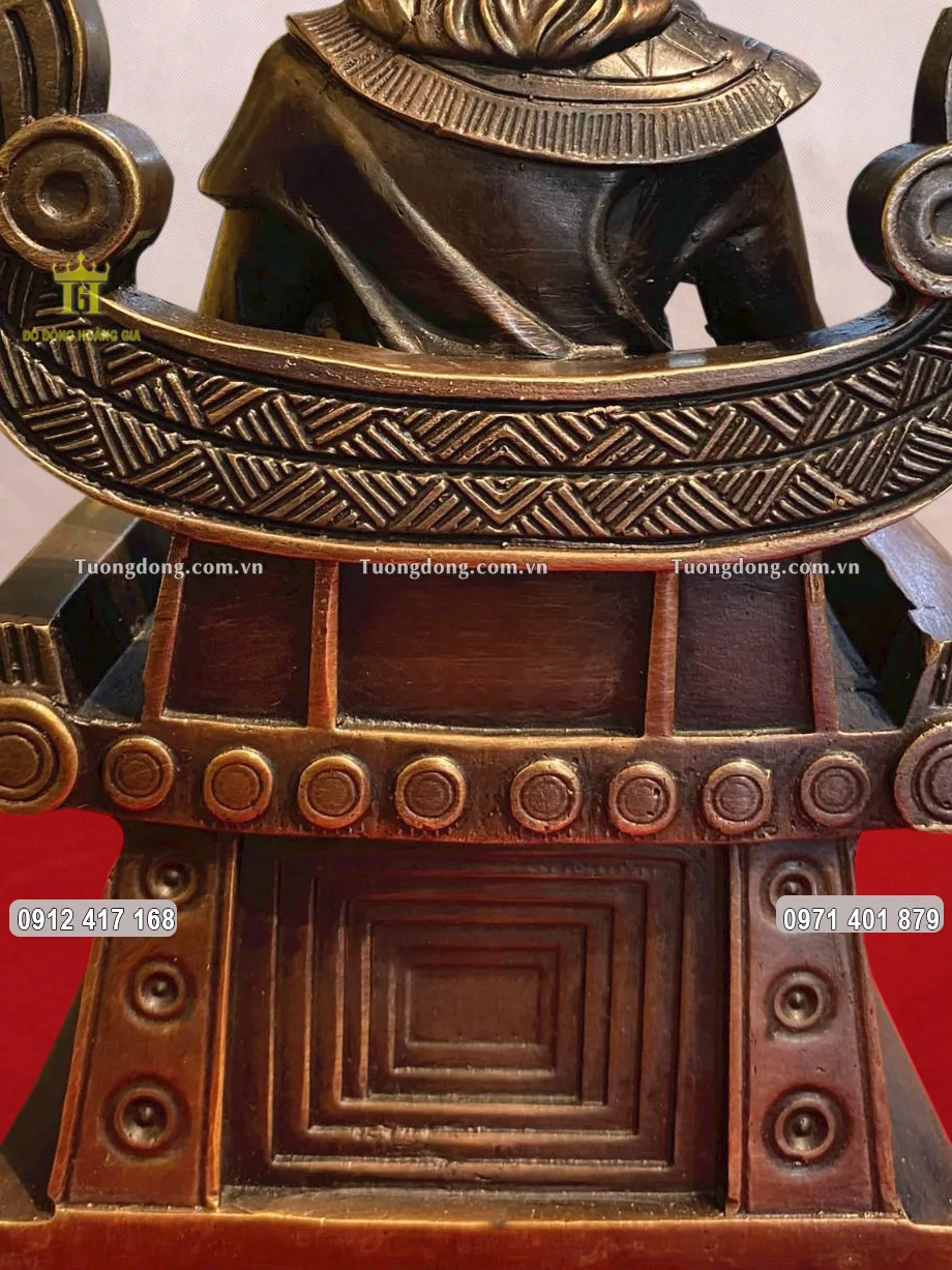 Hình ảnh phía sau của chiếc ngai mà vua Hùng ngồi